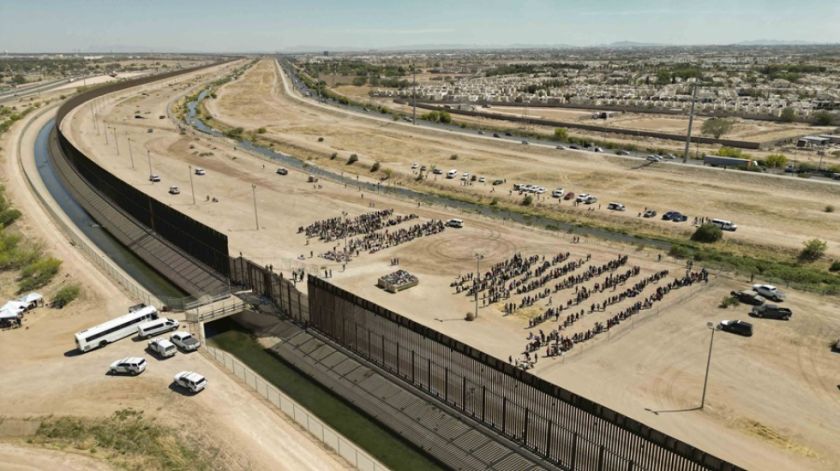 México afirma que el flujo migratorio desciende tras el fin del Título 42