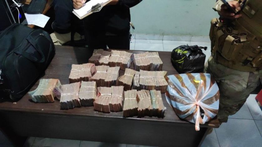 Interceptan a un hombre que intentaba traficar miles de dólares y un millón de Bolivianos a Argentina en bolsa plástica