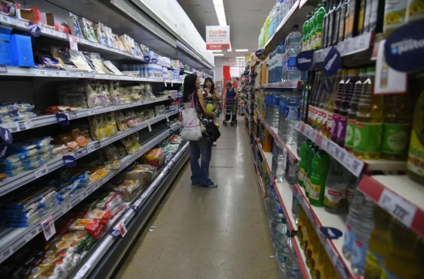 Argentina aumenta la tasa de interés y la intervención cambiaria para encarar la inflación