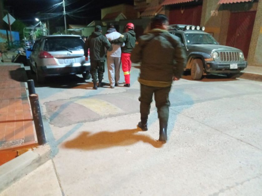 Bomberos salvan una vida en el puente de Villa Nazaret en Potosí