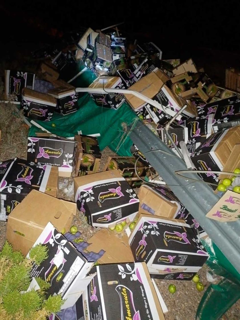 Vuelca un tráiler con cajas de manzanas