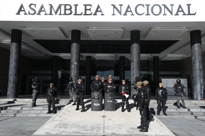 El presidente de Ecuador disuelve el Parlamento