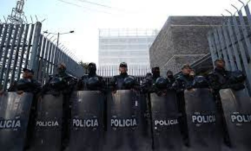 Decenas de militares y policías cercan la Asamblea Nacional de Ecuador