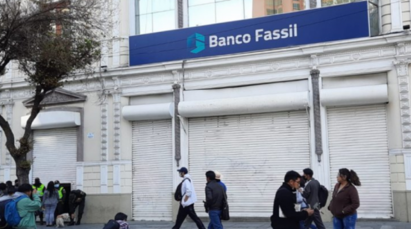 Anotan bienes y activan alerta migratoria contra 11 exfuncionarios del Banco Fassil