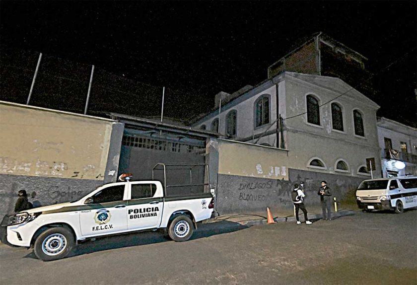 Allanan oficinas de jesuitas