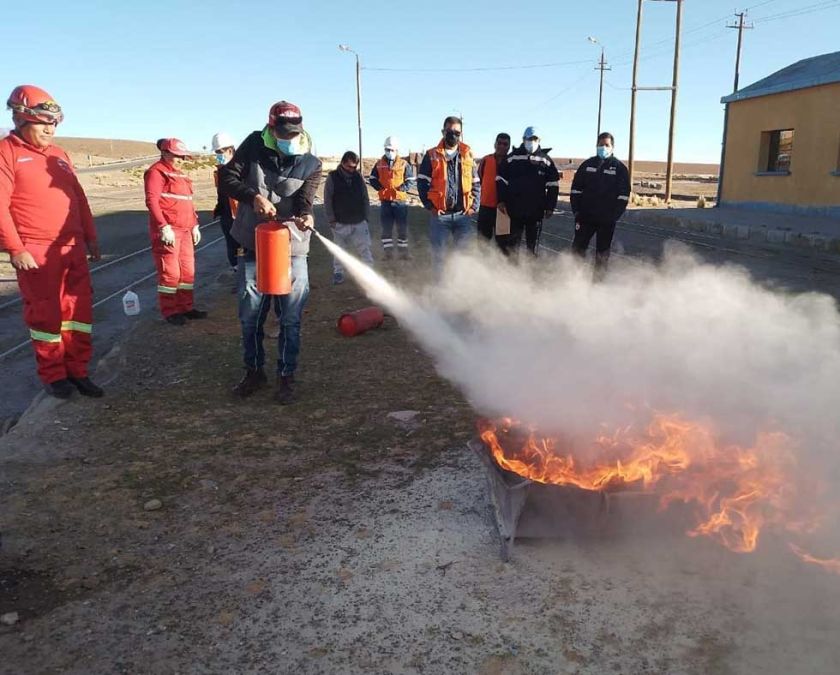 Bomberos capacitan para evitar tragedias en instituciones