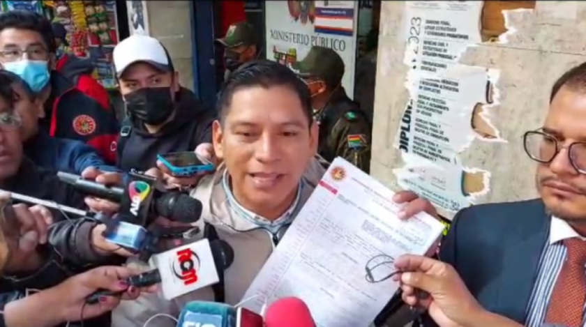 Maestros urbanos formalizan denuncia contra el ministro Pary y el exviceministro Puma