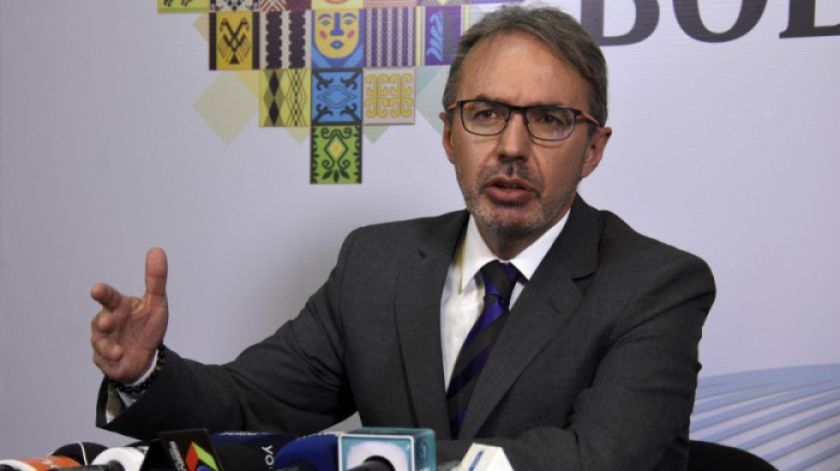 Caso Banco Fassil: Vocero presidencial denuncia “desvío de recursos” y apunta a la “élite cruceña”