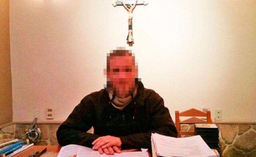 Reportan que salió del país un sacerdote acusado de abuso sexual, según la Policía