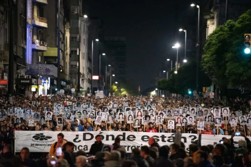 Una marea silenciosa marcha para reclamar “verdad y justicia” en Uruguay
