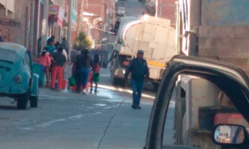 Fallas técnicas obligan a entregar agua en cisterna en los barrios