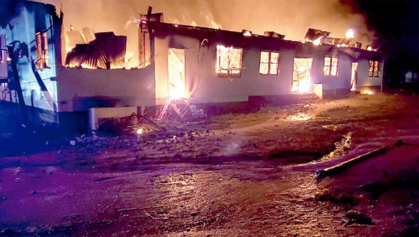 Incendio arrasa con escuela y mata a veintena de niños