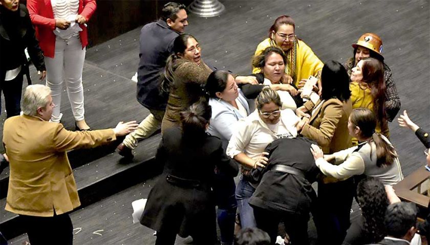 Bochorno en el Legislativo: puñetes, jalones y patadas