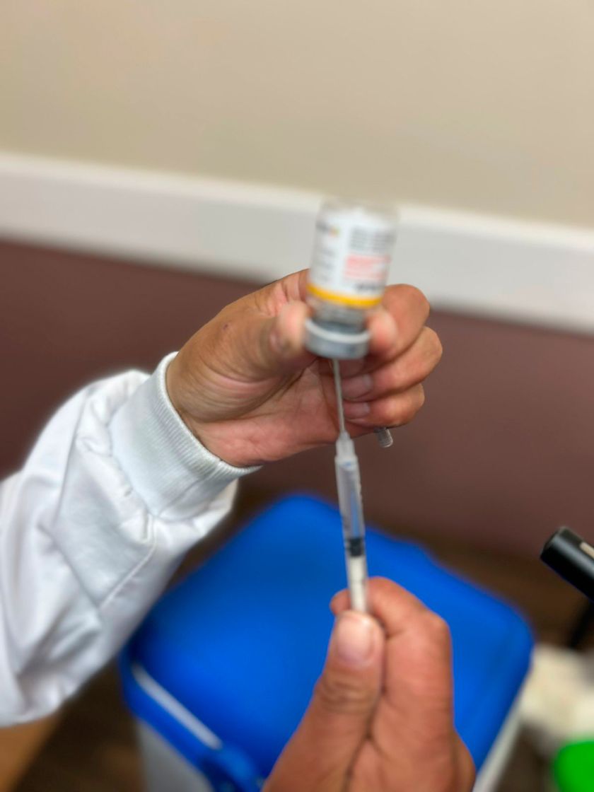 Aplican vacunas en el Hospital Bracamonte