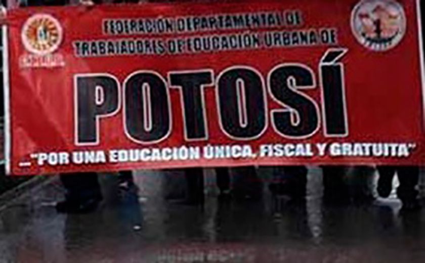 Maestros organizan una condecoración