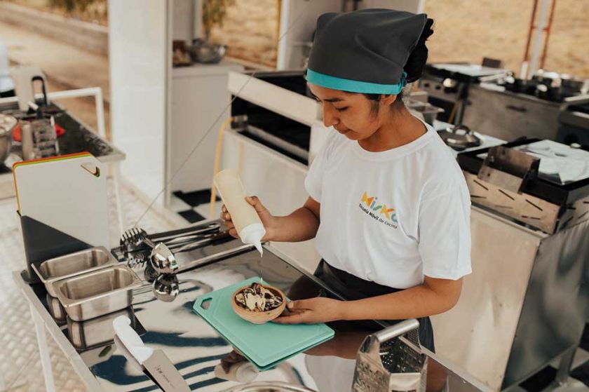Escuela móvil de gastronomía irá al norte de Potosí para capacitar a jóvenes 