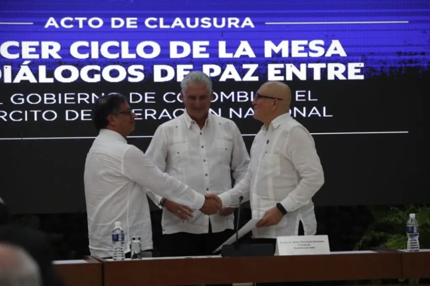 El Gobierno colombiano y la guerrilla del ELN pactan un cese al fuego nacional y bilateral desde agosto
