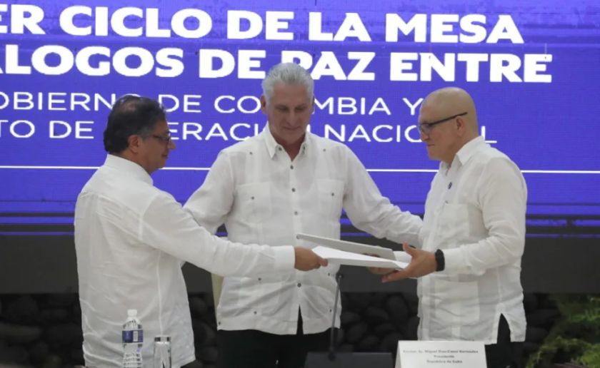 El avance hacia la paz con el ELN le da aire a Petro en su peor semana