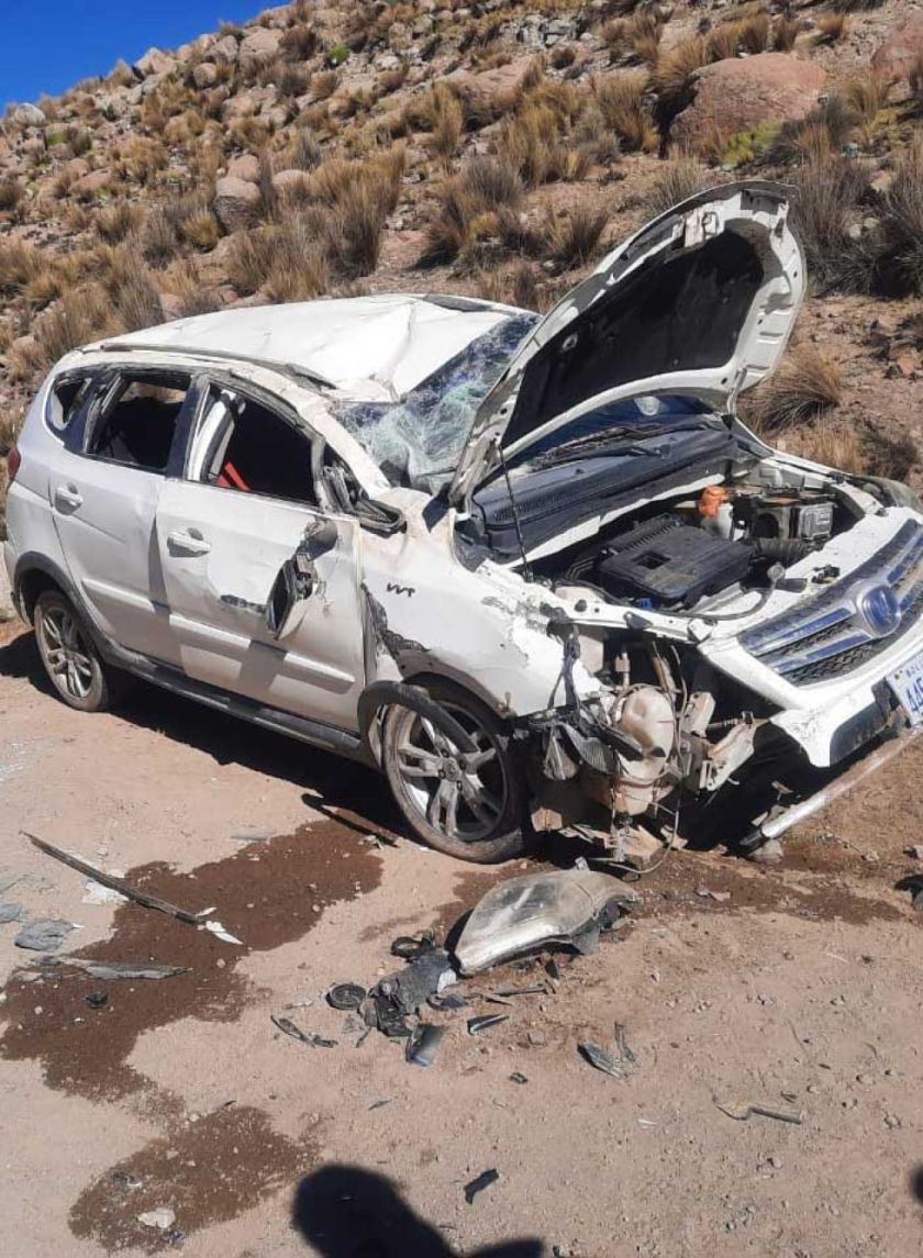 Chofer fugó tras chocar con otro vehículo, luego volcó