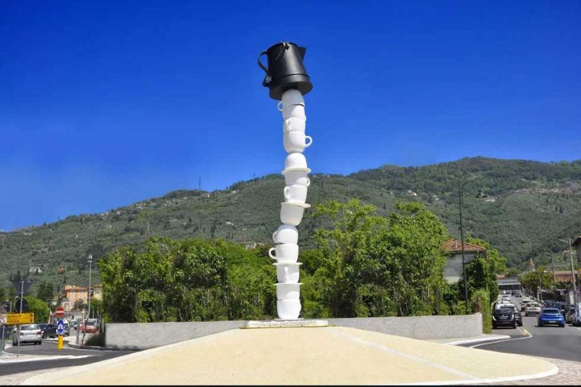 Gigante escultura de artista cubano adorna ciudad italiana
