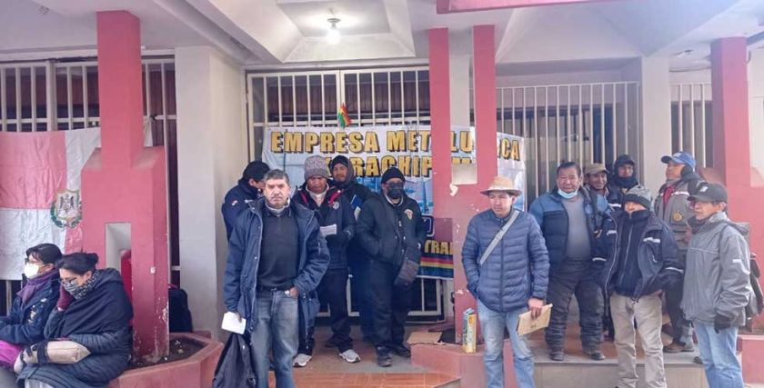 Trabajadores de Karachipampa bloquean edificio de la Comibol
