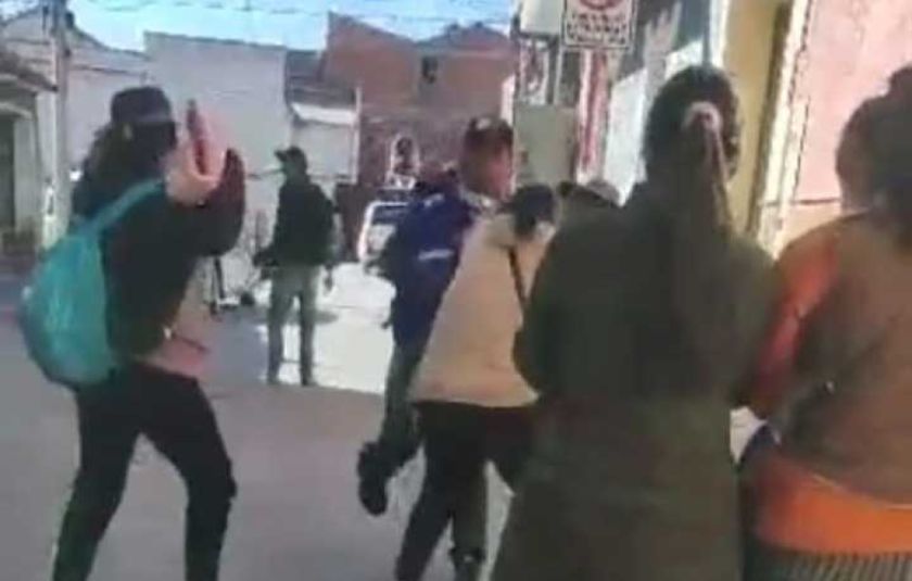 “Evista” golpea a una líder “arcista” y sufre ataque de mujeres