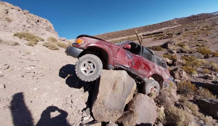Brasileños salvan su vida tras despeñarse el vehículo en el que viajaban