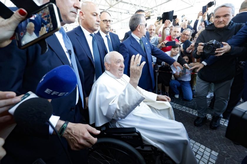 El Papa regresa al Vaticano tras su operación de hernia abdominal