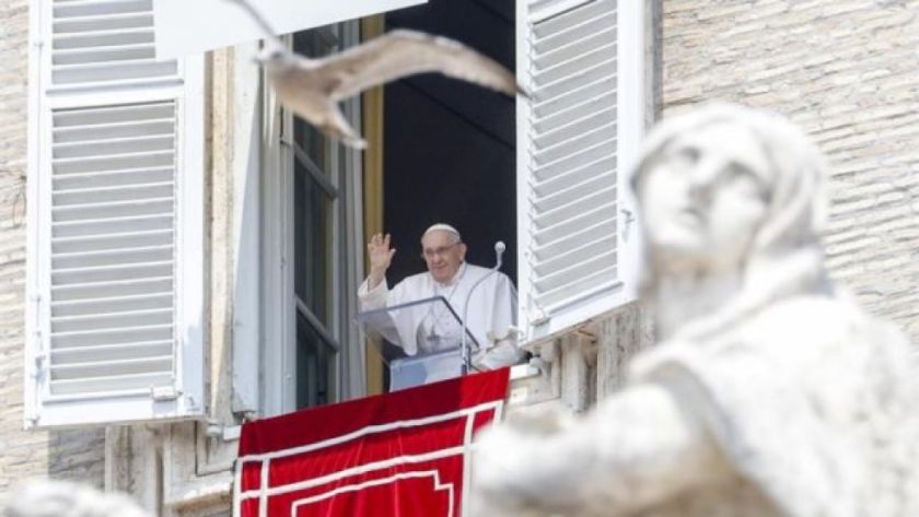 Reaparece el Papa Francisco ante los fieles tras su operación y agradece “de corazón” el afecto