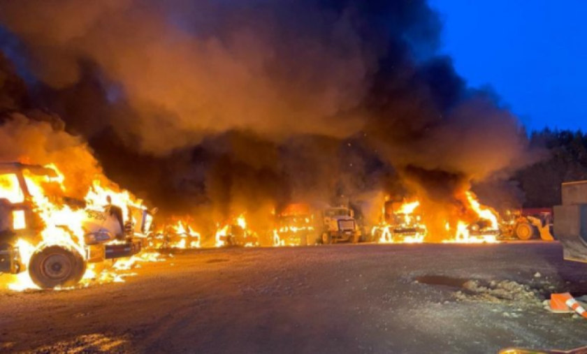 Reportan que hay 13 camiones destruidos en ataque incendiario en Chile