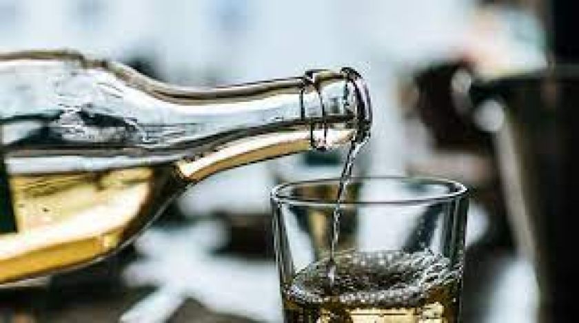 Reportan que hay al menos 12 muertos y 140 intoxicados por consumo de alcohol adulterado en Irán