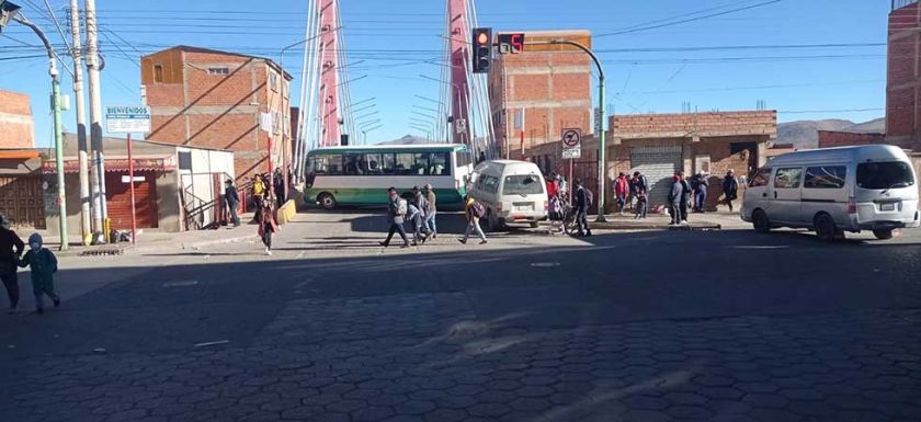 Sigue el bloqueo y la población rechaza incremento de pasajes