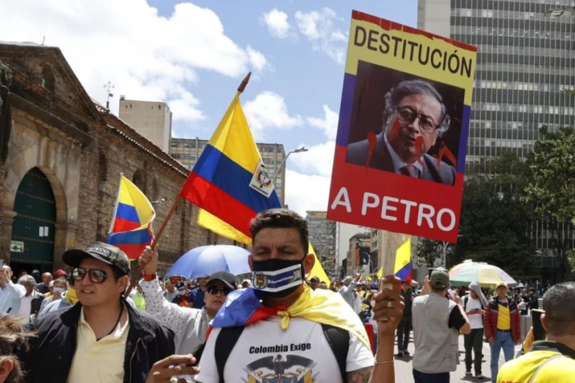 Miles de colombianos dicen “no” a las reformas de Petro en la “Marcha de la mayoría”