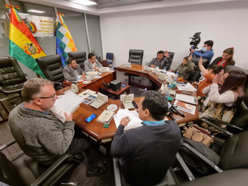 Aprueban proyecto de ley de dispositivos electrónicos para víctimas de violencia y detenidos preventivos