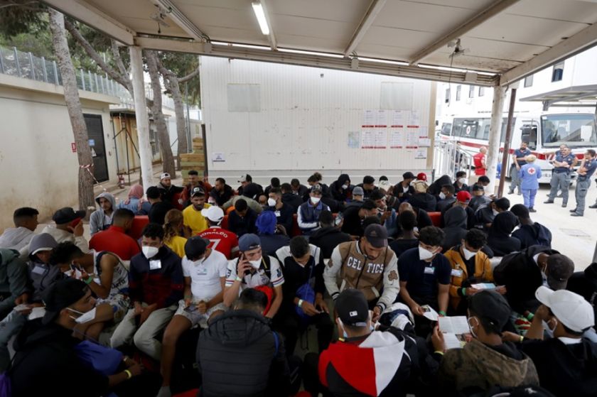 Un barco humanitario español con 172 migrantes rescatados a bordo es enviado a Salerno