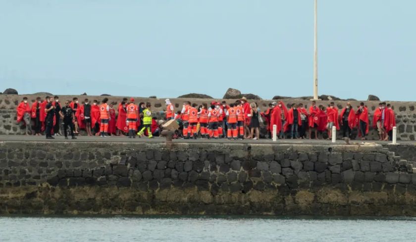 Dos muertos y 34 desaparecidos al naufragar una lancha al sur de Canarias que esperó 10 horas su rescate