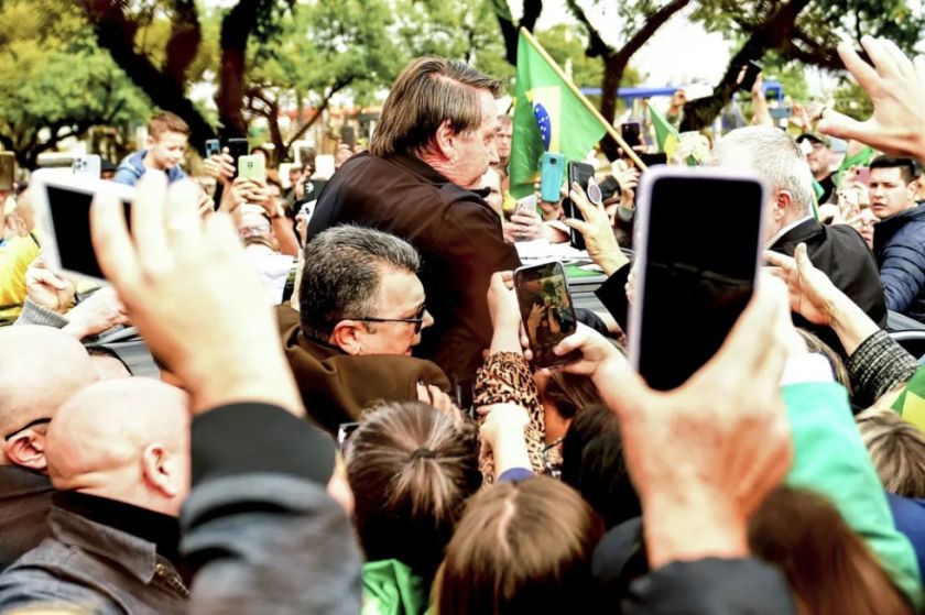 Bolsonaro, “contra las cuerdas” tras la primera sesión del juicio por abusos electorales en Brasil