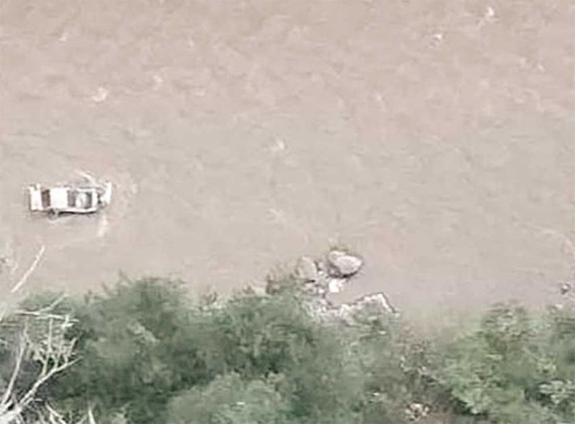 Una vagoneta cae al río y mueren seis personas