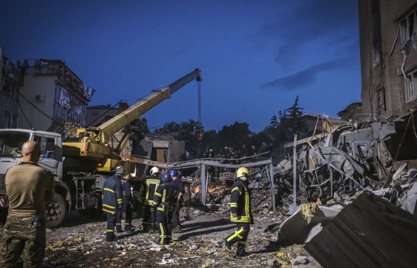 Reportan 10 muertos en el ataque ruso a un restaurante en Ucrania en el que cenaban escritores y periodistas