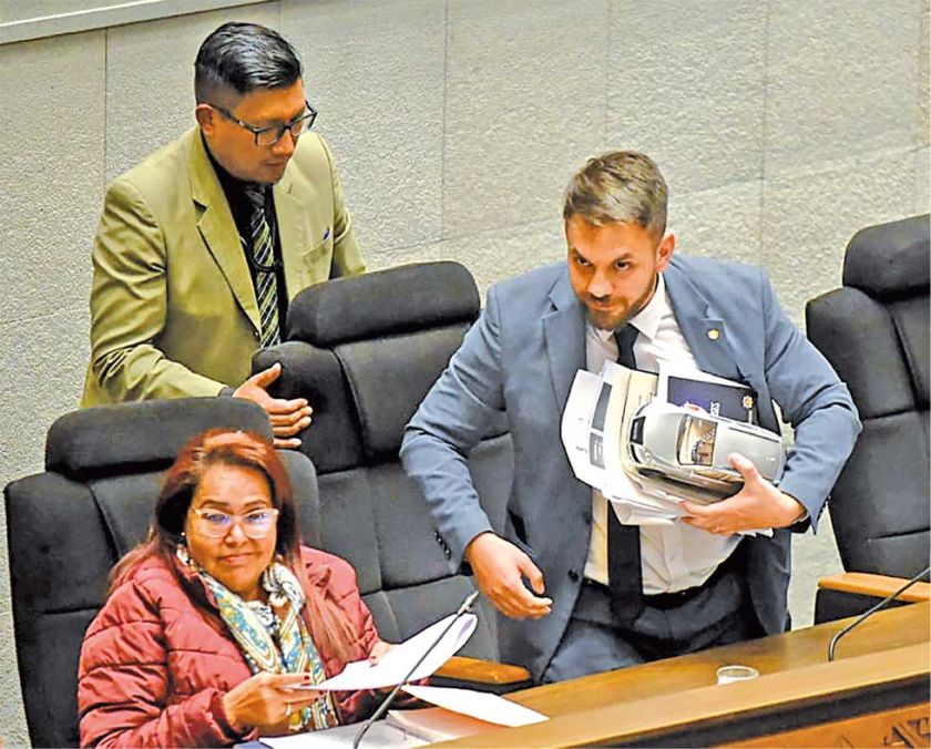 Del Castillo, censurado por opositores y evistas