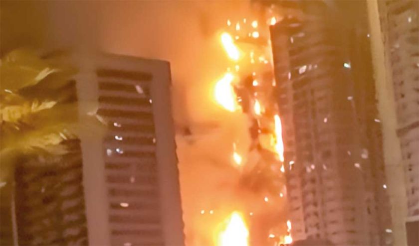 Emiratos Árabes Unidos: Fuego arrasa rascacielos
