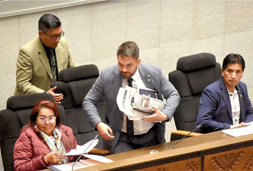 Censura a Del Castillo ahonda pugna entre evistas y arcistas