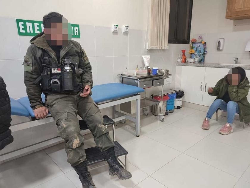 Ebrios atacan patrulla y casi matan a golpes a sargento de policía