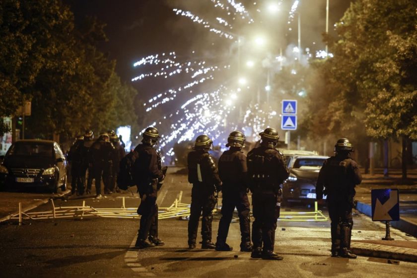 El Gobierno francés despliega 40.000 agentes para controlar nuevos disturbios por la muerte de un joven de un disparo de la policía
