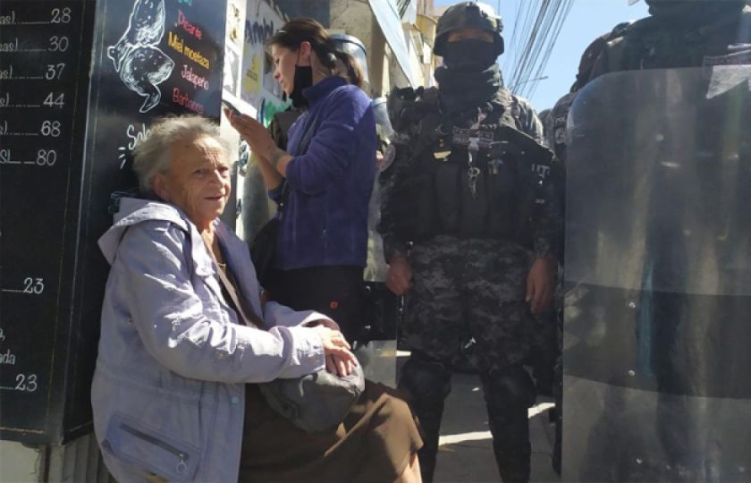 A un mes de la toma, AI inicia cruzada por la devolución de las oficinas de la APDHB y la salud de Amparo Carvajal
