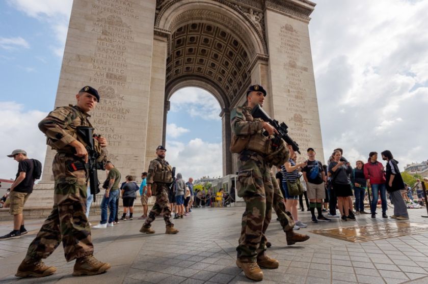 Al menos 719 detenidos y 45 policías heridos por los disturbios en Francia en una noche más calmada