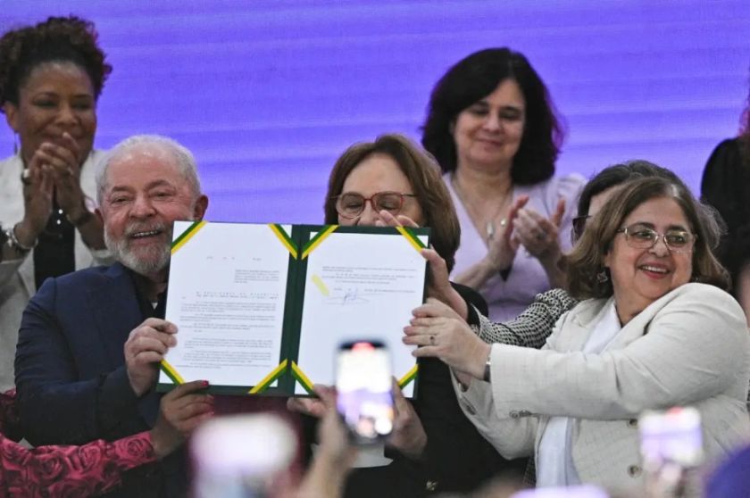 Lula sanciona la ley que establece la paridad salarial entre hombres y mujeres en Brasil