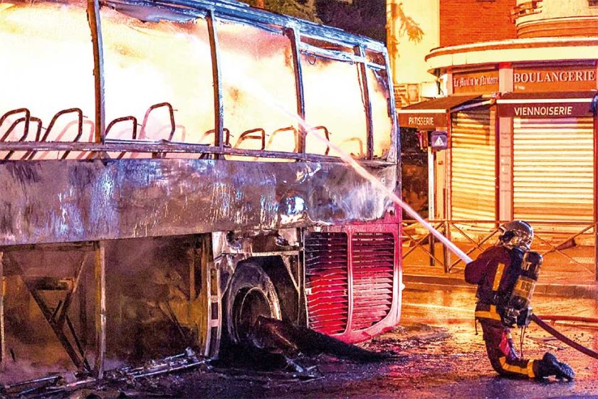 Francia: Muere bombero en medio de los disturbios
