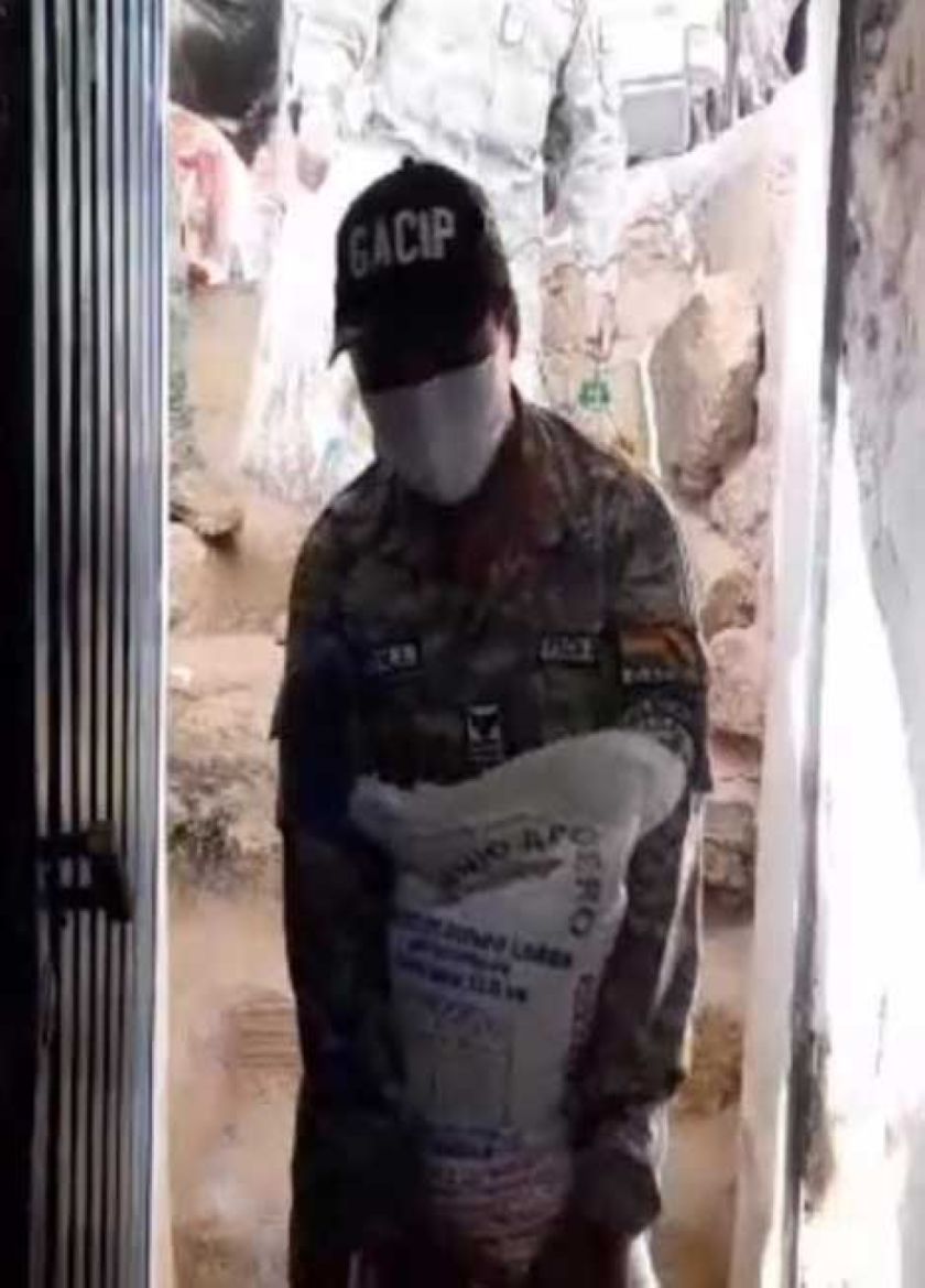 Policía ayuda a familia con dificultad  económica