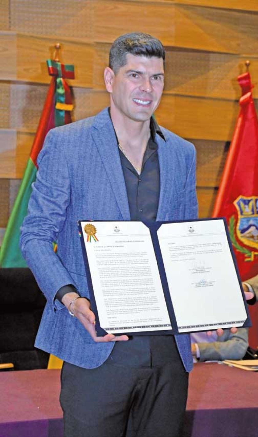 Carlos Lampe fue reconocido por el  Senado nacional